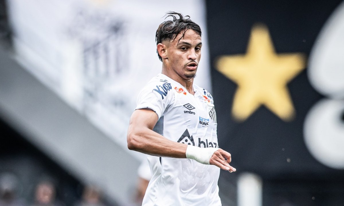 Weslley Patati em jogo pela Série B (foto: Raul Baretta/ Santos FC)