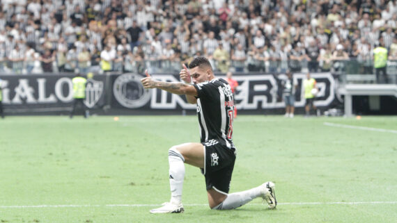 Paulinho comemora gol pelo Atlético na Arena MRV (foto: Edésio Ferreira/EM/D.A Press)