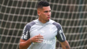 Paulinho, atacante do Atlético, durante treinamento na Cidade do Galo (9/6) (foto: Paulo Henrique França/Atlético)