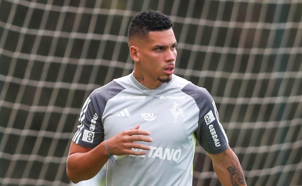 Paulinho, atacante do Atlético, durante treinamento na Cidade do Galo (9/6) (foto: Paulo Henrique França/Atlético)