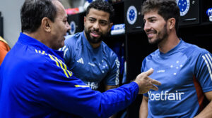 Antes do jogo contra o Fluminense, Pedro Lourenço conversa com jogadores do Cruzeiro no vestiário do Mineirão - Crédito: 
