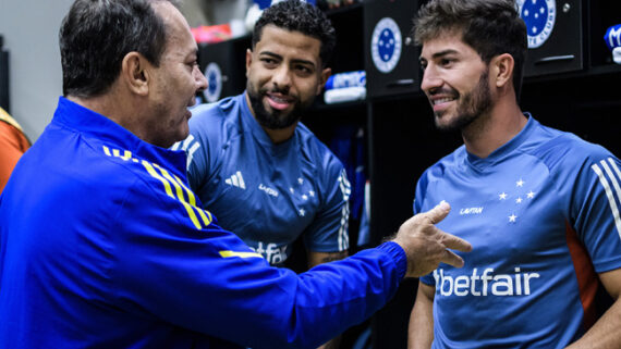 Antes do jogo contra o Fluminense, Pedro Lourenço conversa com jogadores do Cruzeiro no vestiário do Mineirão (foto: Gustavo Aleixo/Cruzeiro)