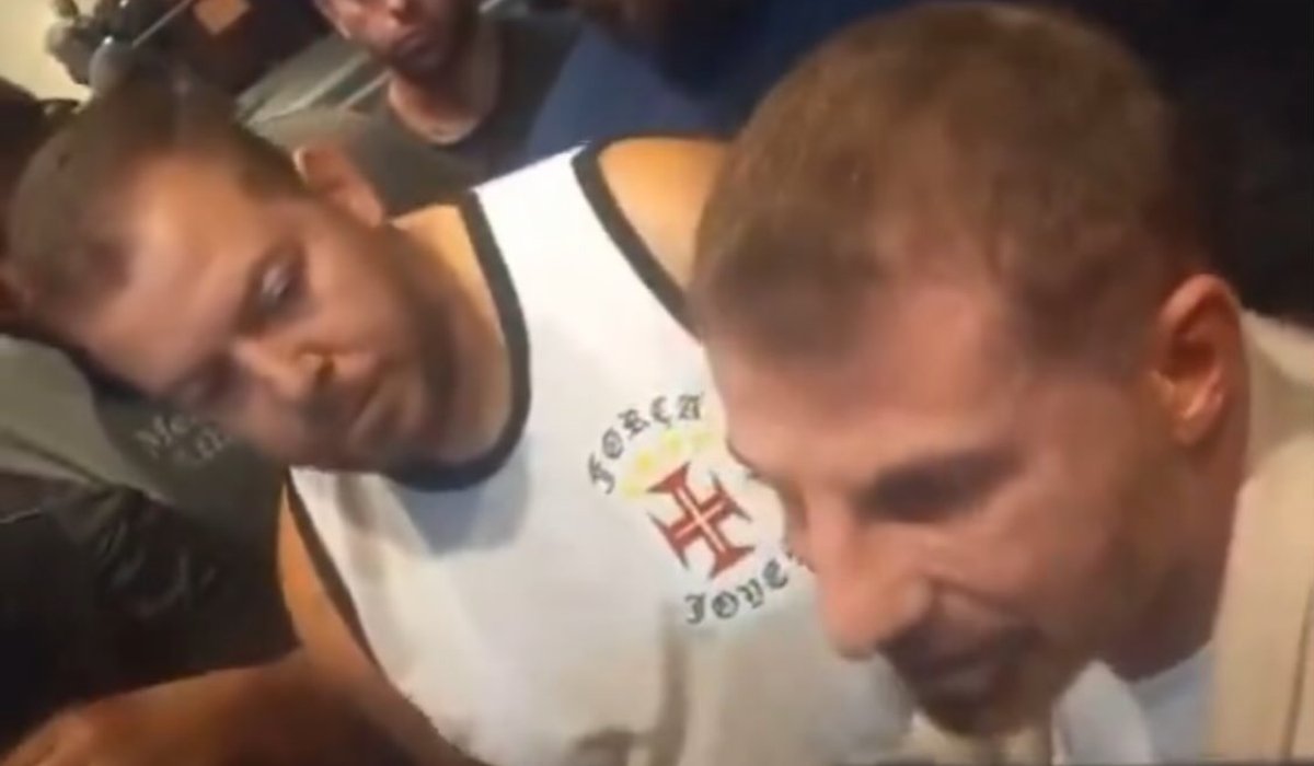 Pedrinho conversando com torcedores do Vasco (foto: Reprodução)