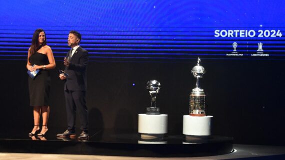 Troféus da Copa Sul-Americana e da Libertadores (foto: NORBERTO DUARTE / AFP)