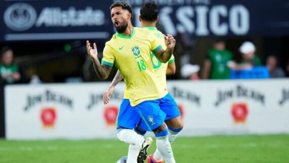 Douglas Luiz em campo pela Seleção Brasileira (foto: RICH STORRY/AFP)