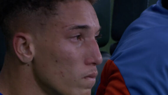 Robert, atacante do Cruzeiro, chorando no banco de reservas do Mineirão (foto: Reprodução)