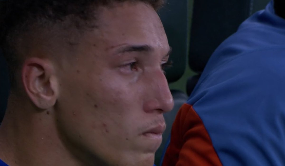 Robert, atacante do Cruzeiro, chorando no banco de reservas do Mineirão (foto: Reprodução)