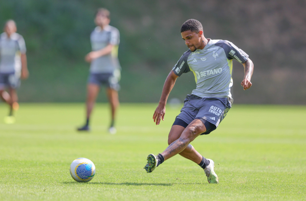 Robert durante treino do Atlético na Cidade do Galo (1º/6) - (foto: Paulo Henrique França/Atlético)