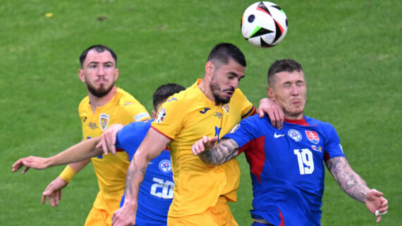 Romênia e Eslováquia empataram em jogo eletrizante pela Eurocopa (foto: KIRILL KUDRYAVTSEV/AFP)