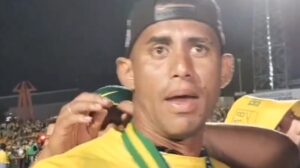 Momento que ladrão ergue os braços para roubar a medalha do zagueiro Carlos Henao - Crédito: 