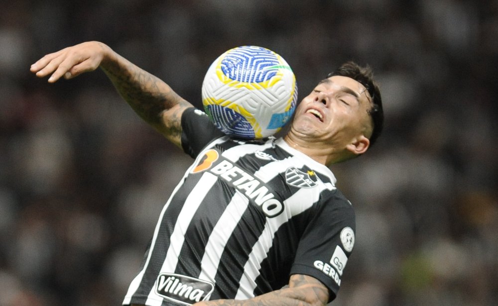 Saravia, lateral-direito do Atlético, em ação durante confronto contra o Bahia na Arena MRV (foto: Alexandre Guzanshe/EM/D.A Press)