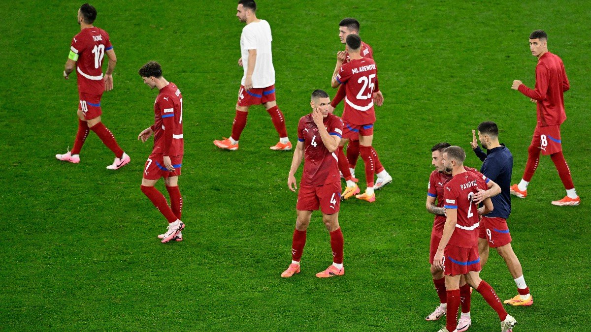 Jogadores da Seleção da Sérvia após derrota por 1 a 0 para a Inglaterra na primeira rodada da Euro (foto: INA FASSBENDER/AFP)