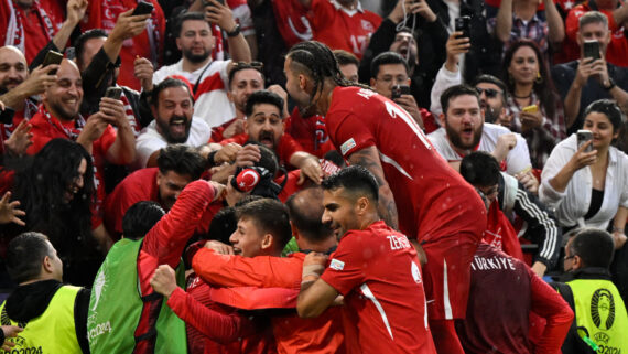 Seleção Turca comemora gol em vitória contra Geórgia na Eurocopa (foto: INA FASSBENDER/AFP)