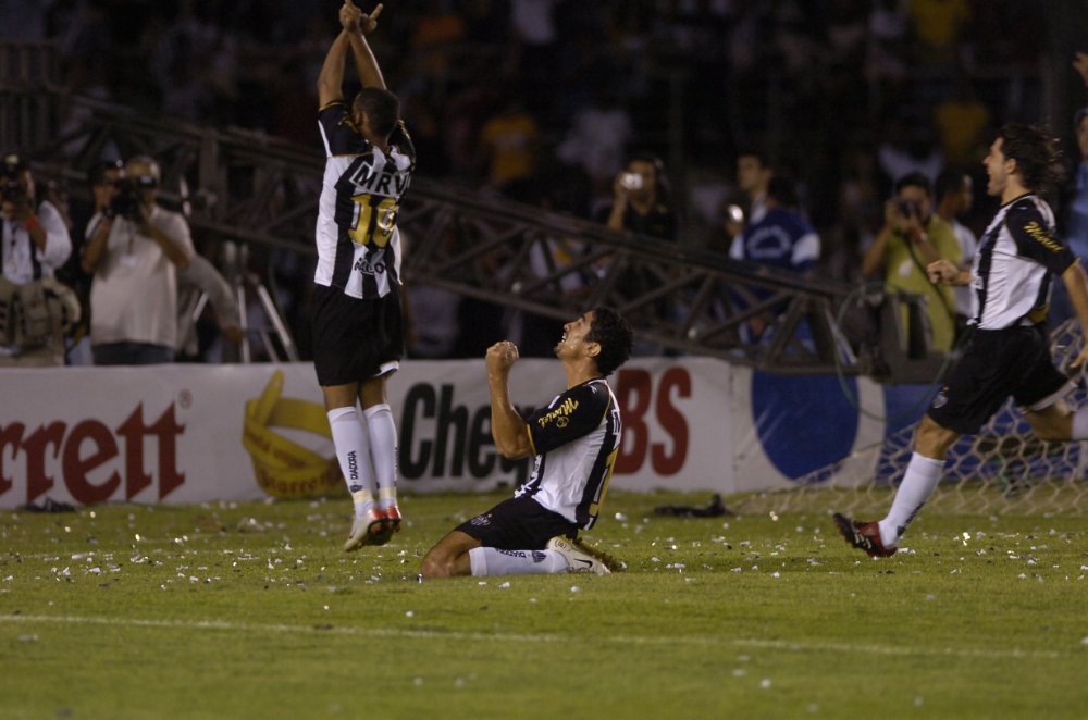 Vanderlei, ex-atacante do Atlético, em comemoração de gol contra o Cruzeiro na final do Campeonato Mineiro de 2007 (foto: Emmanuel Pinheiro/Estado de Minas)