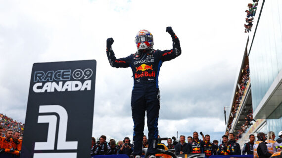 Max Verstappen comemora vitória no GP do Canadá (foto: Mark Thompson/Getty Images/AFP)