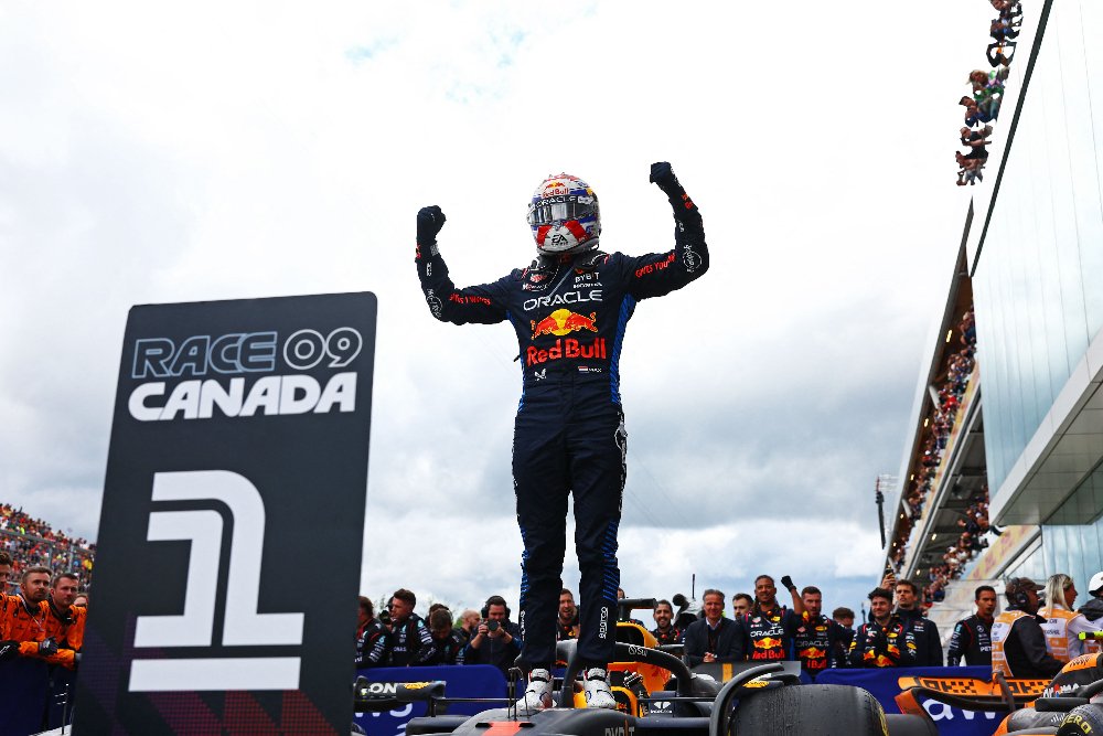 Max Verstappen comemora vitória no GP do Canadá (foto: Mark Thompson/Getty Images/AFP)