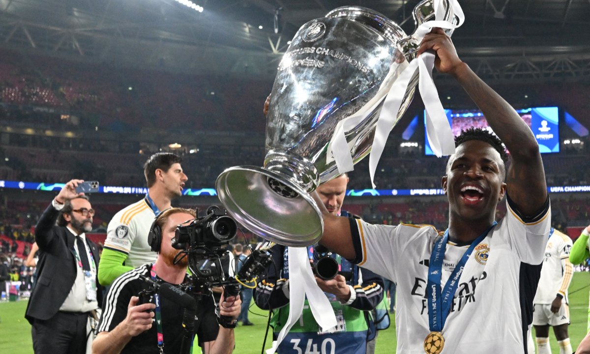 Vinicius Júnior com a taça da Champions League (foto: AFP)