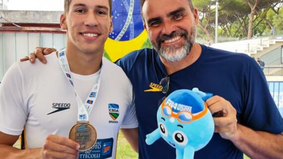 Eduardo Moraes comemora medalha (foto: Reprodução/Minas Tênis Clube)