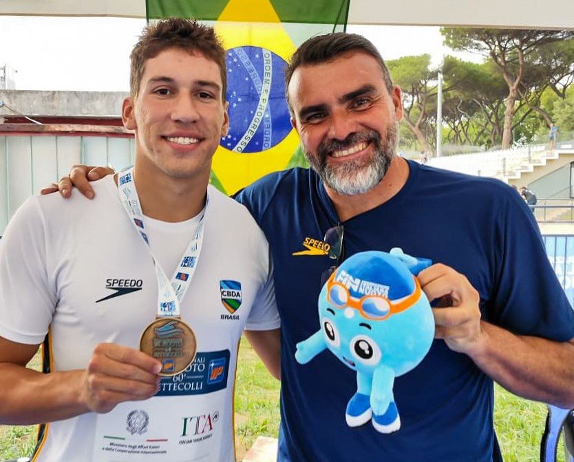 Eduardo Moraes comemora medalha (foto: Reprodução/Minas Tênis Clube)