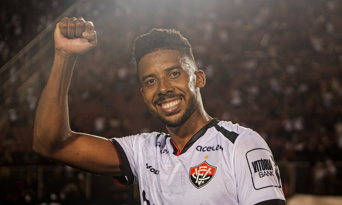 Volante Willian Oliveira comemora gol pelo Vitória (foto: Divulgação/Vitória)