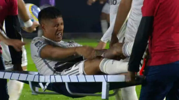 Zaracho sofreu uma entorse no joelho esquerdo na partida contra o Bragantino (foto: Reprodução/Premiere)