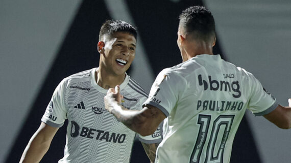 Zaracho e Paulinho comemoram gol do Atlético diante do Bragantino (foto: Pedro Souza/Atlético)