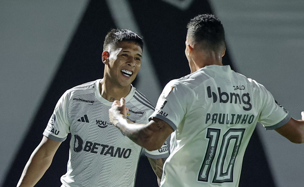 Zaracho e Paulinho comemoram gol do Atlético diante do Bragantino - (foto: Pedro Souza/Atlético)