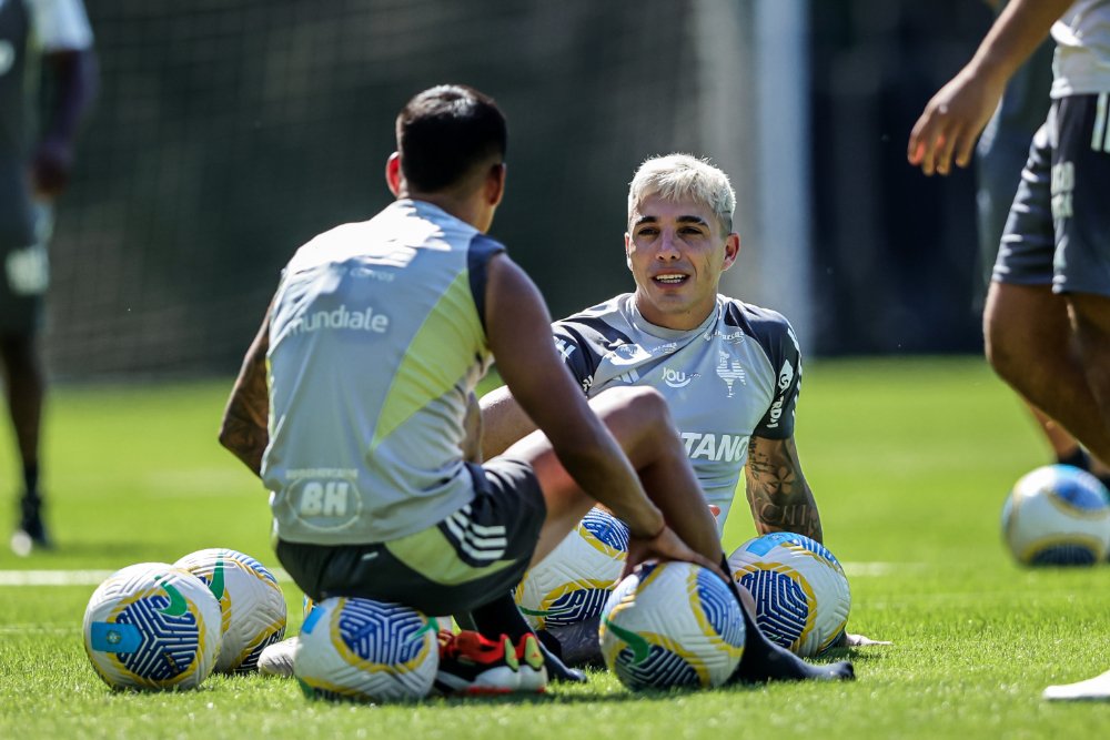 Zaracho e Saravia durante treino do Atlético na Cidade do Galo (10/6) (foto: Pedro Souza/Atlético)