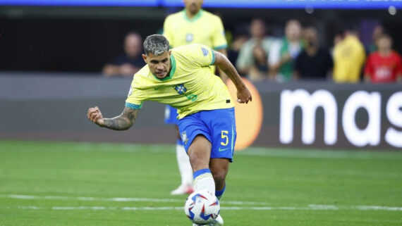 Bruno Guimarães jogando pela Seleção Brasileira (foto: AFP)