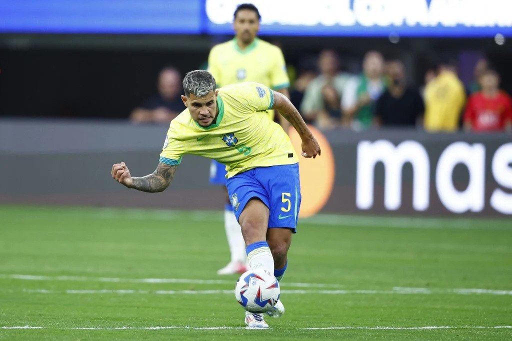 Bruno Guimarães jogando pela Seleção Brasileira (foto: AFP)