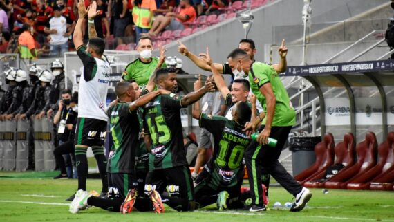 Time do América celebra vitória diante do Sport, em novembro de 2021 (foto: Marina Almeida / América)