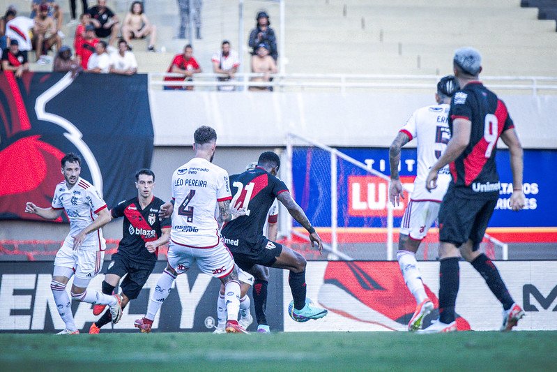 Viña, Léo Pereira e Pulgar, do Flamengo, e Shaylon, Yony Gonzalez e Emiliano Rodríguez, do Atlético-GO (foto: Ingryd Oliveira/ACG)
