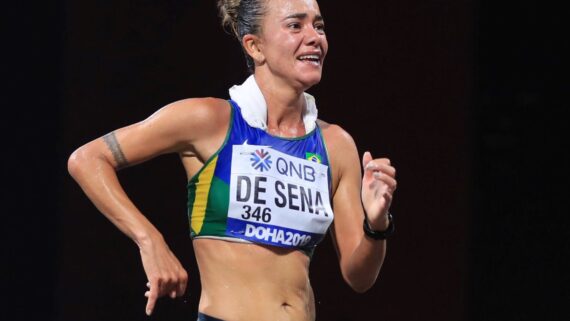 Érica Sena no Mundial de Marcha Atlética de 2019, em Doha (foto: AFP / MUSTAFA ABUMUNES)