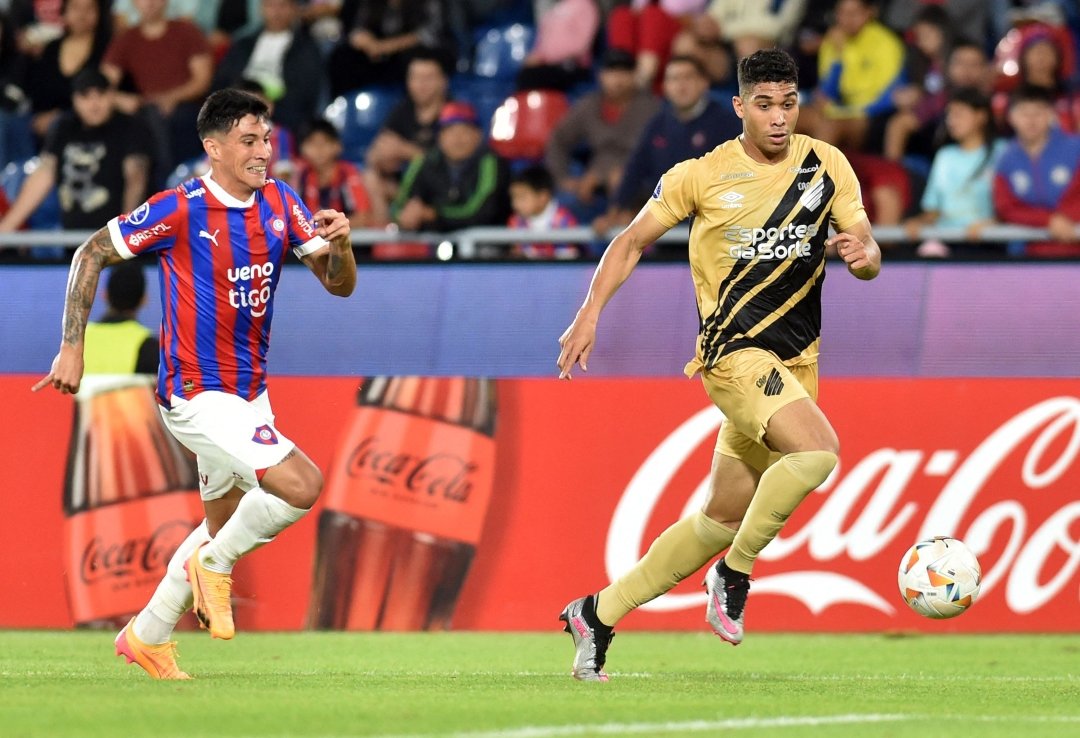 Enzo Gimenez, do Cerro Porteño, e Julimar, do Athletico-PR (foto: DANIEL DUARTE / AFP)
