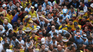 Torcedores de Argentina e Colômbia tentaram invadir o palco da decisão da Copa América - Crédito: 