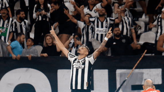 Tiquinho Soares, do Botafogo, comemorando gol no Palmeiras, pela Série A (foto: Vitor Silva/Botafogo)