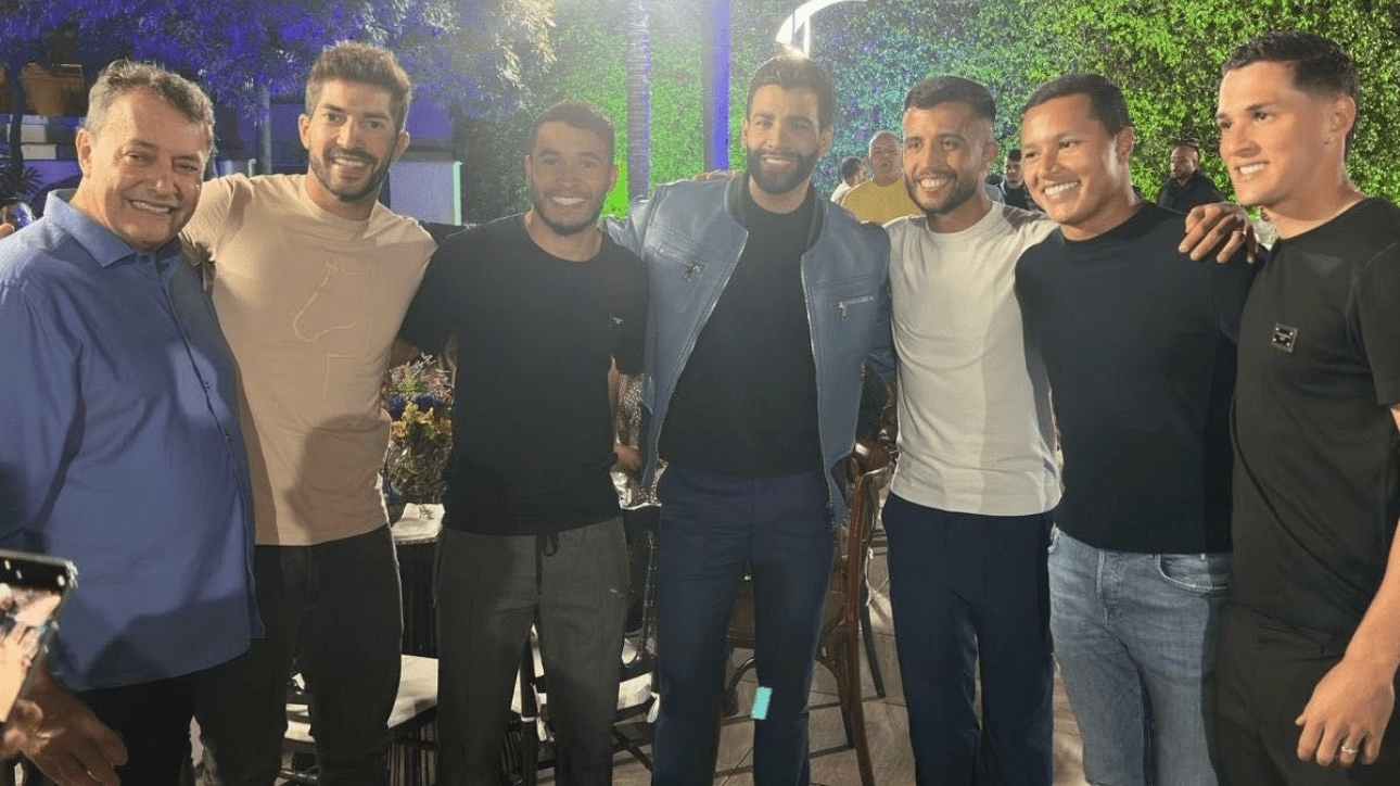 Estão na foto o sócio majoritário Pedrinho, o volante Lucas Silva, o lateral-direito William, o cantor Gusttavo Lima, o volante Matheus Henrique, o lateral-esquerdo Marlon e o meio-campista Mateus Vital (foto: Reprodução/Instagram)