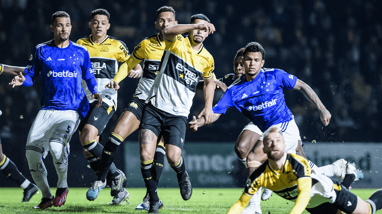 Jogadores de Cruzeiro e Criciúma, pelo Campeonato Brasileiro (foto: Gustavo Aleixo/Cruzeiro)