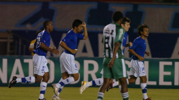Élber comemorando gol em vitória do Cruzeiro sobre o Juventude (foto: Marcos Michelin/Estado de Minas)