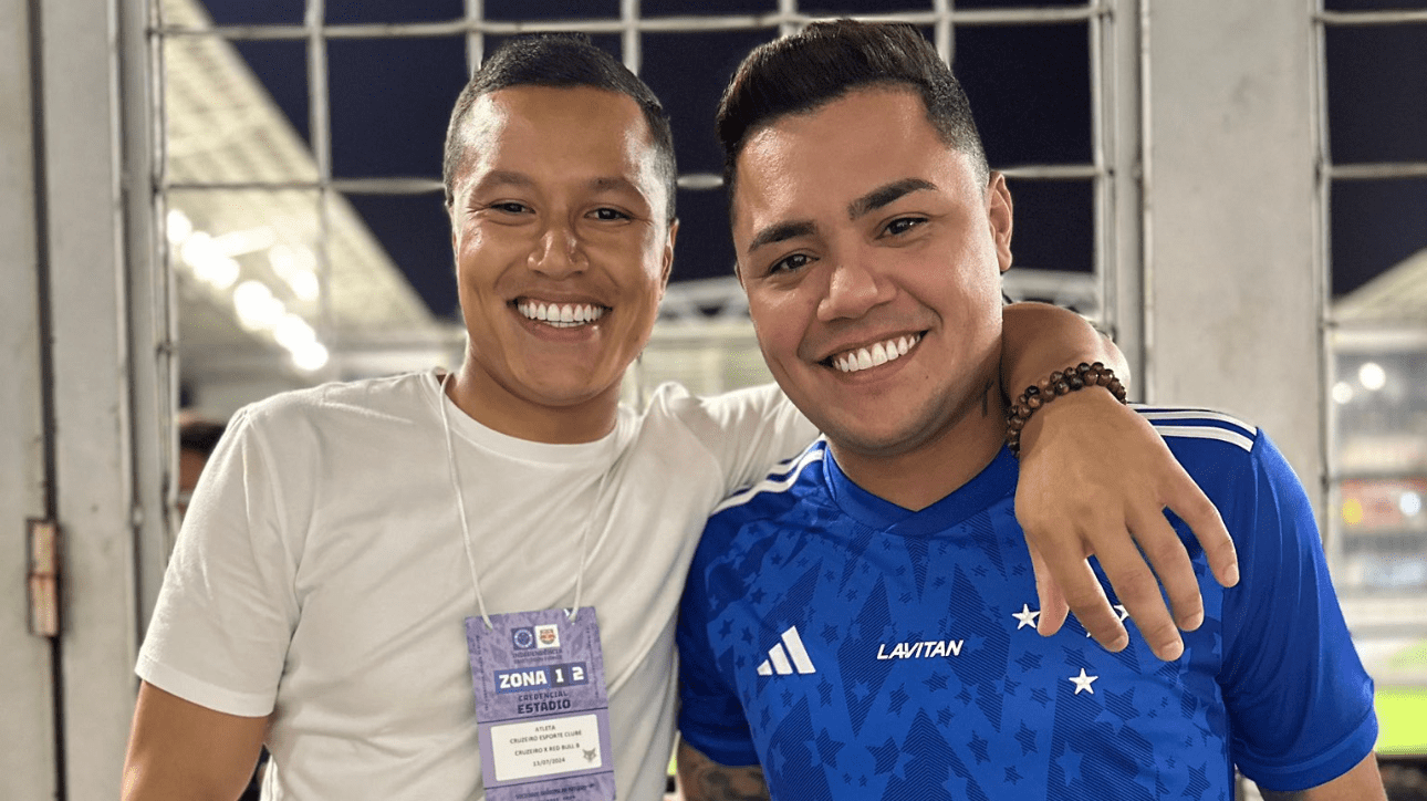 Lateral-esquerdo Marlon, do Cruzeiro, e cantor Felipe Araújo (foto: Divulgação/Cruzeiro)