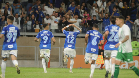 William comemora gol do Cruzeiro (foto: Alexandre Guzanshe/EM/D.A.Press)