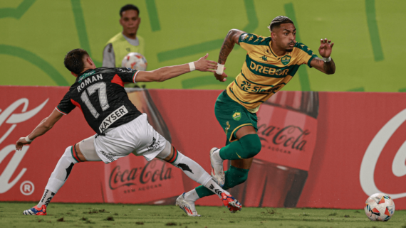 Jogadores de Cuiabá e Palestino-CHI, pela Sul-Americana (foto: AssCom Dourado)
