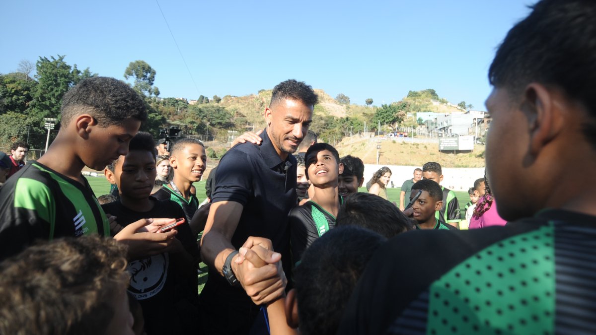 Cria do América, Danilo foi tietado por multidão de crianças em visita à Arena Morro das Pedras, onde o projeto do defensor iniciará atividades em Belo Horizonte (foto: Alexandre Guzanshe/EM/D.A. Press)