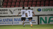 Jogadores do Serra comemorando gol sobre Democrata-SL, pela Série D do Campeonato Brasileiro (foto: Kamilla Barcellos/Serra FC)