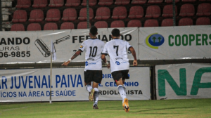 Zé Gatinha marcou o primeiro gol do Serra na vitória por 2 a 1 sobre o Democrata-SL, pela Série D - Crédito: 