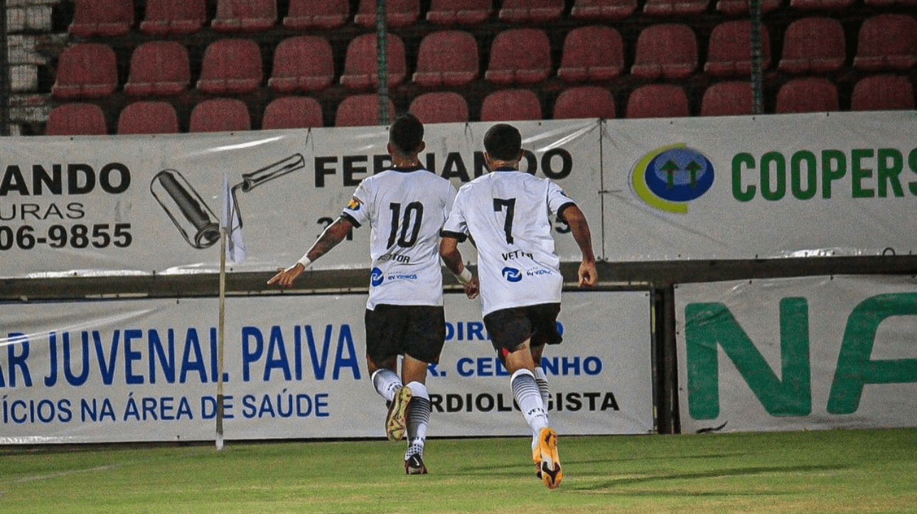 Jogadores do Serra comemorando gol sobre Democrata-SL, pela Série D do Campeonato Brasileiro (foto: Kamilla Barcellos/Serra FC)