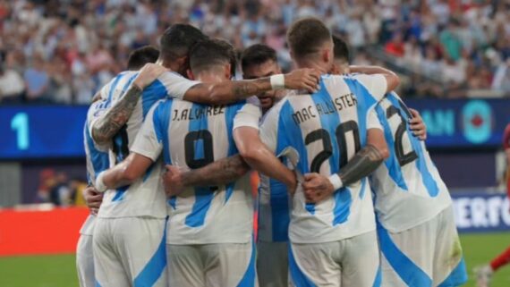 Jogadores argentinos abraçados (foto: Divulgação / Argentina)