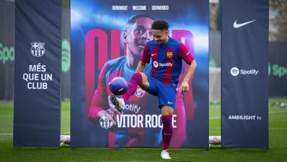 Vitor Roque em apresentação (foto: Sara Gordon - FC Barcelona )