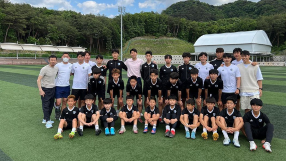 Atletas juntos em academia de futebol em Gangwon, na Coreia do Sul (foto: Reprodução / redes sociais)