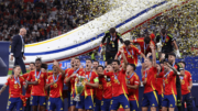 Jogadores da Seleção Espanhola com a taça da Eurocopa (foto: Adrian Dennis/AFP)